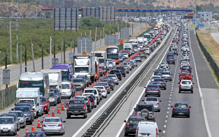Más de medio millón de vehículos saldrían de la RM: ¿Qué medidas de tránsito se tomarán durante Fiestas Patrias?