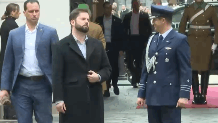 Pdte. Boric aclaró qué le dijeron en momento captado por CNN Chile que se volvió viral