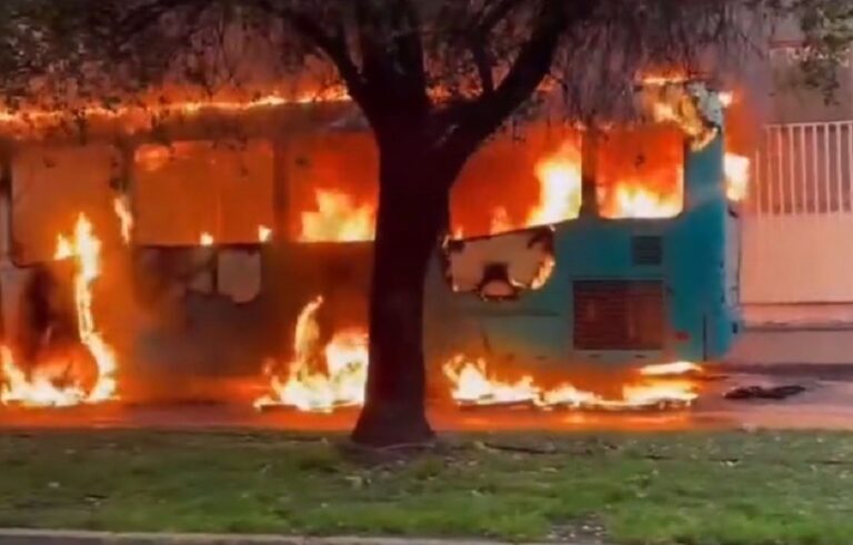 Santiago: Queman dos buses del transporte público en cercanías del Liceo de Aplicación