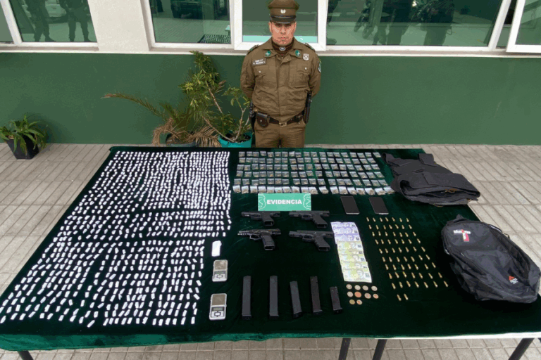 Detienen a sujeto con cuatro armas automáticas, municiones y droga en Puente Alto