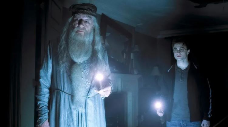 Daniel Radcliffe, Emma Watson y otras estrellas de “Harry Potter” recuerdan al “magnífico” Michael Gambon