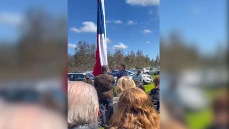 Simpatizantes de Pinochet izan la bandera y cantan himno nacional en medio de duelo nacional
