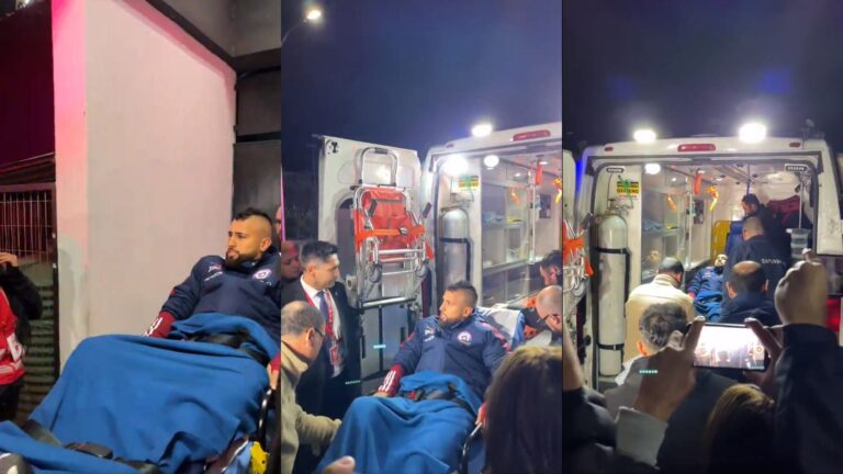 Arturo Vidal abandona el estadio en camilla tras su lesión en el partido entre Chile y Colombia
