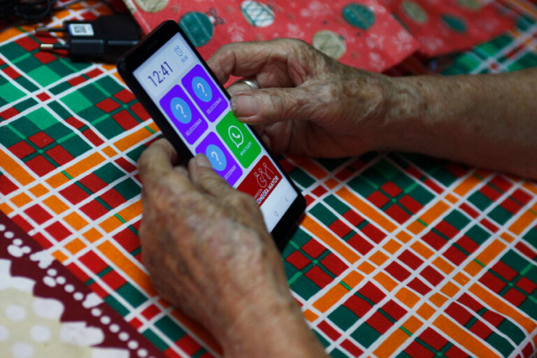 Conecta Mayor: Lanzan aplicación gratuita para adultos mayores con acceso sencillo a servicios como Metro y ChileAtiende