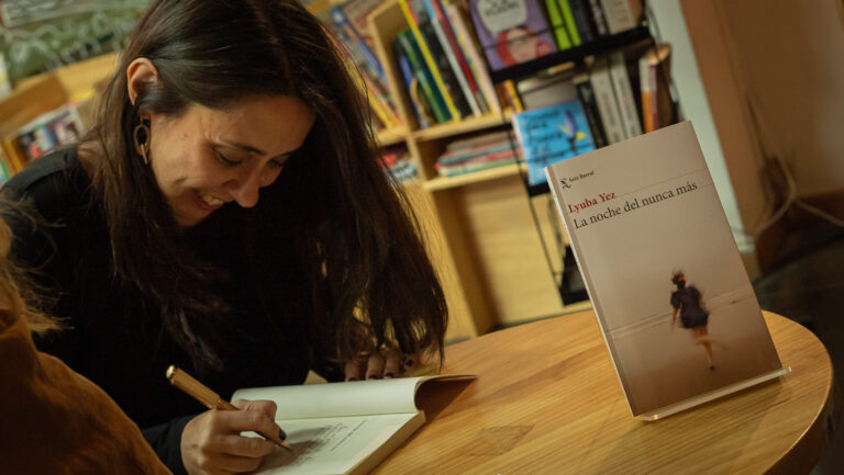 Lyuba Yez y su libro 