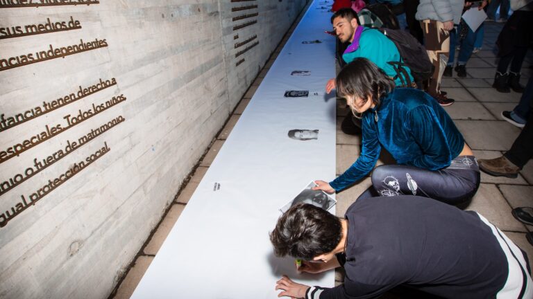Museo de la Memoria selló la jornada de conmemoración proyectando imágenes de detenidos desaparecidos