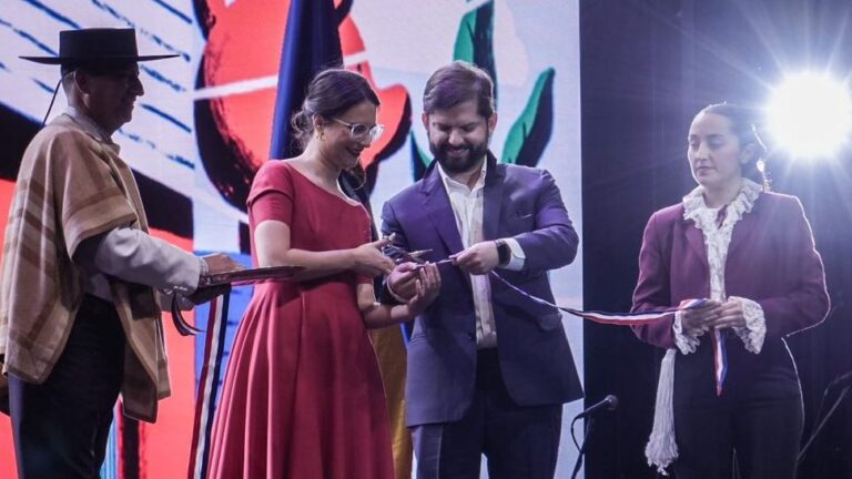 Pdte. Boric no bailó tradicional pie de cueca en inauguración de Fiestas Patrias: Se lesionó una de sus rodillas