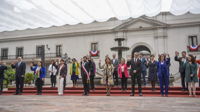 Fiestas Patrias en La Moneda: Pdte. Boric encabezó tradicional esquinazo y regresó la foto de gabinete