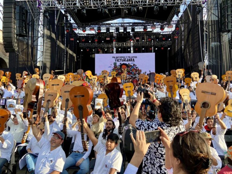 Recoleta: Más de 20 mil personas rindieron sentido homenaje a Víctor Jara tras 50 años de su asesinato