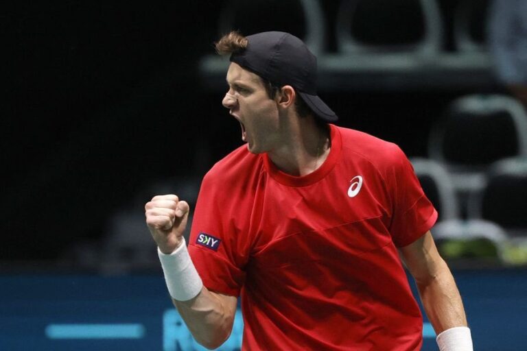 Imparable: Nicolás Jarry logra vencer a Tsitsipas y pasar a octavos en el ATP 500 de Beijing