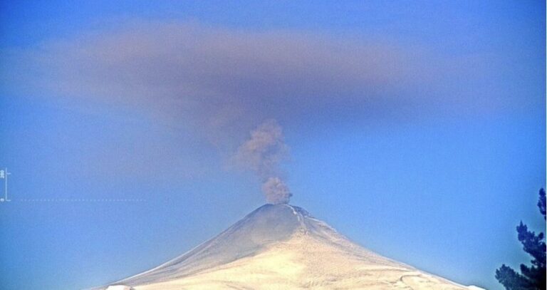 Volcán Villarica: Sernageomin informó aumento en la altura de columna de desgasificación y emisión de material piroclástico