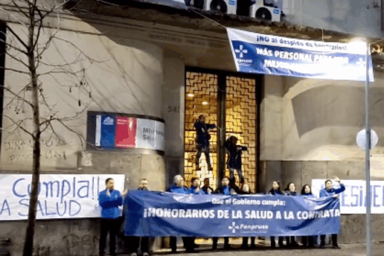 Fenpruss se toma entrada del edificio del Minsal por 