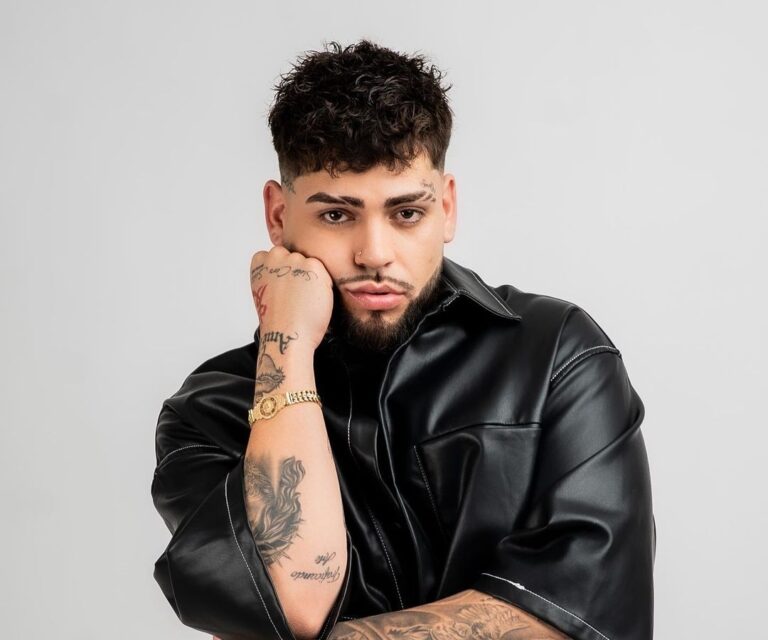 Locura total por Gino Mella: Cantante urbano agota dos Movistar Arena y agenda tercera fecha