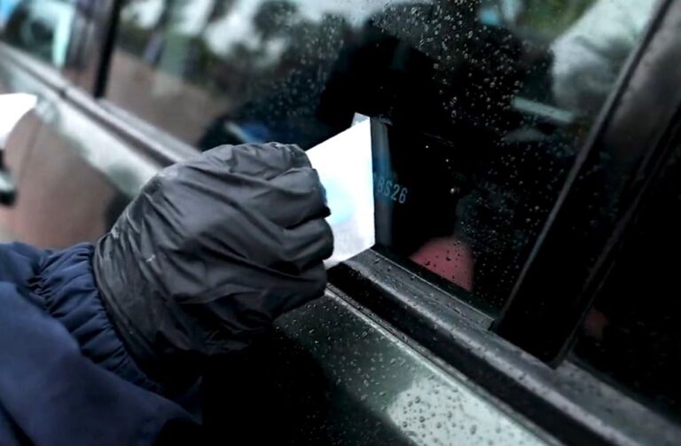 Grabado de patente en vidrios y espejos laterales: ¿Cuáles son los plazos para vehículos usados y nuevos?