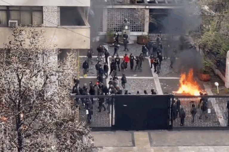 Registran incendio durante desmanes en el Instituto Nacional