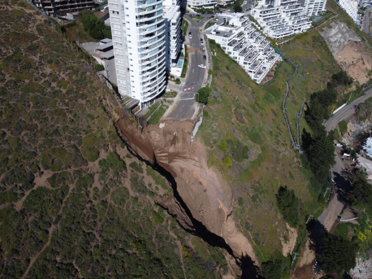 Residentes de edificio Kandinsky en dunas de Reñaca no podrían volver 