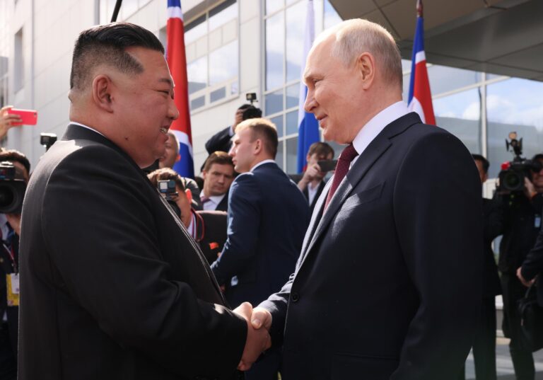 Corea del Sur ve con preocupación posible acuerdo sobre intercambio de armamento entre Kim Jong-un y Vladimir Putin