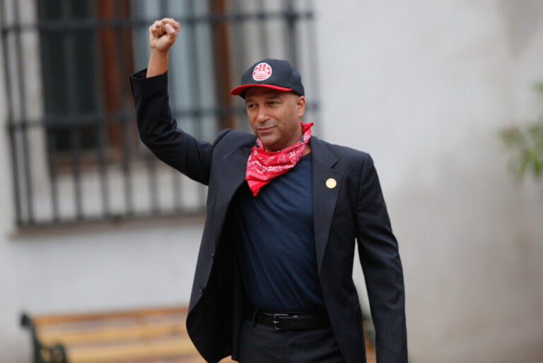 Tom Morello llega a La Moneda para conmemorar los 50 años del golpe: 