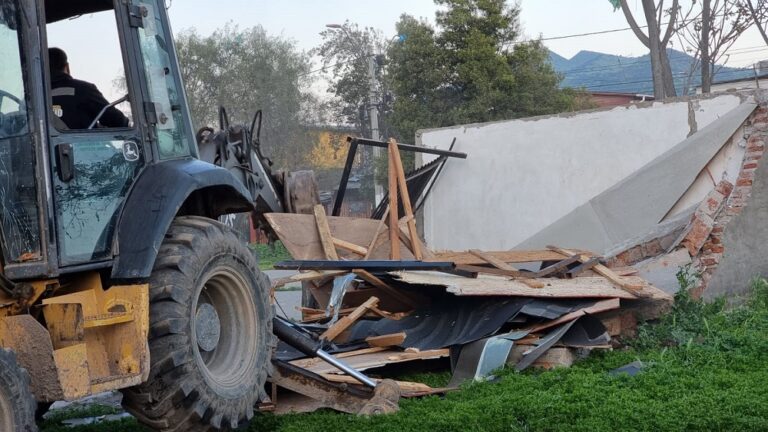 Décima demolición de memorial narco: Destruyen infraestructura que homenajeaba a integrante de banda criminal Los 55 en Buin