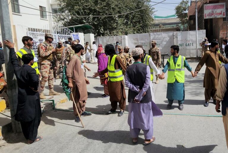 Pakistán: Ataque explosivo a mezquita deja 52 muertos y decenas de heridos medio de evento religioso