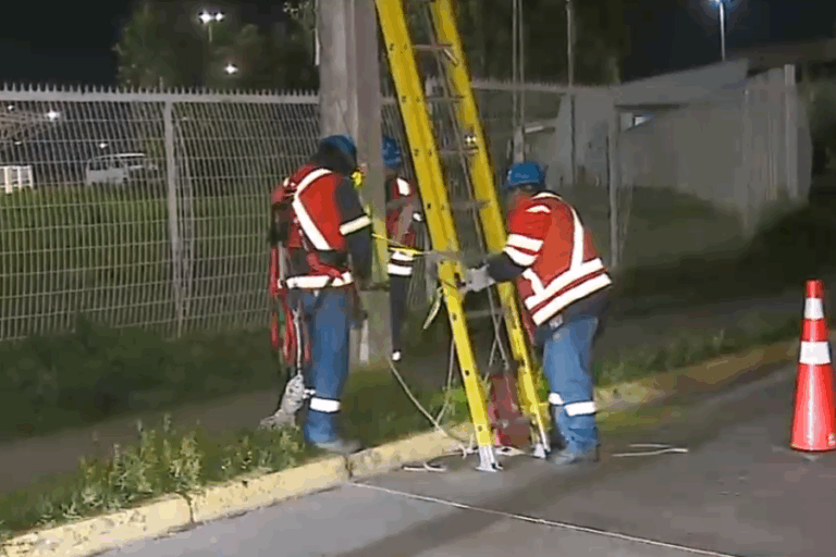 Hombre murió electrocutado en cámara subterránea de Pudahuel: Habría intentado robar cables