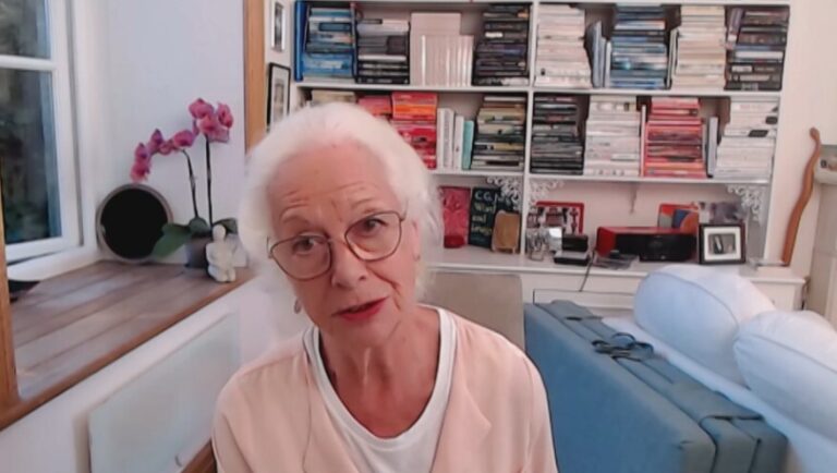 Scilla Elworthy por triunfo del Rechazo: La Constitución 