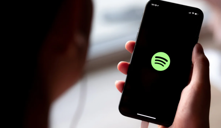 CEO de Spotify señaló que no prohibirá totalmente la música creada con IA