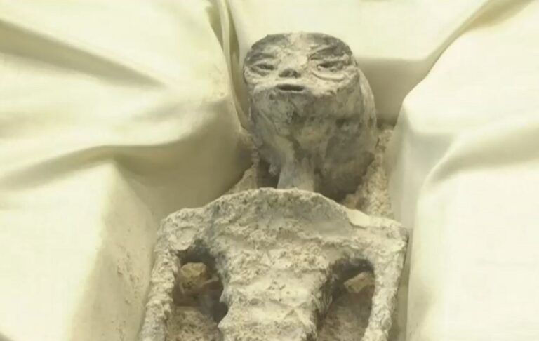 Presentan supuestos “seres no humanos” momificados en Congreso de México