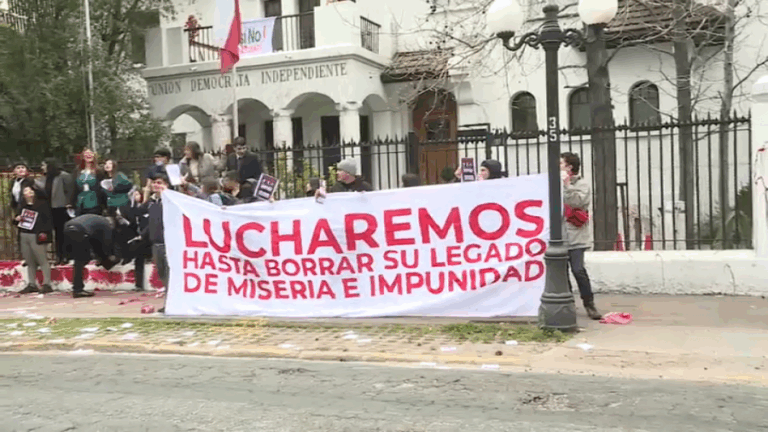 Protestan en sede de la UDI por 50 años del golpe: Tiraron pintura roja y se encadenaron
