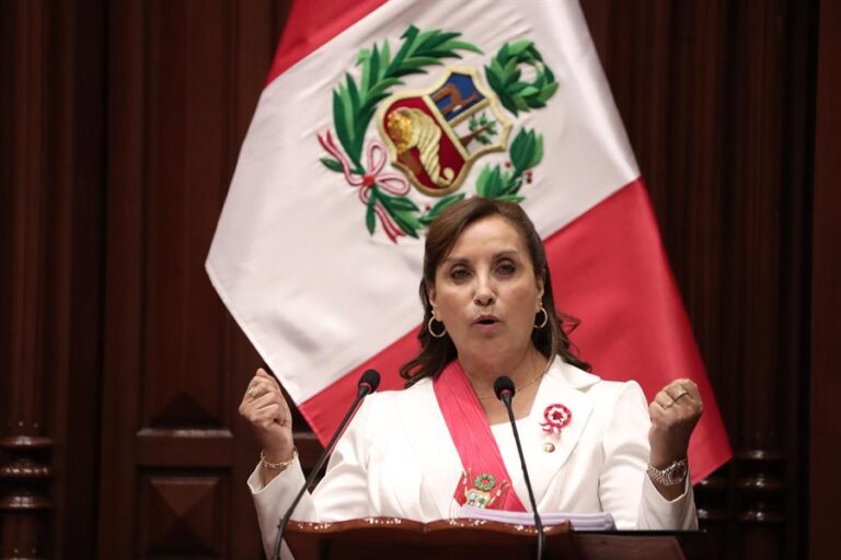 Perú: Dina Boluarte llama 