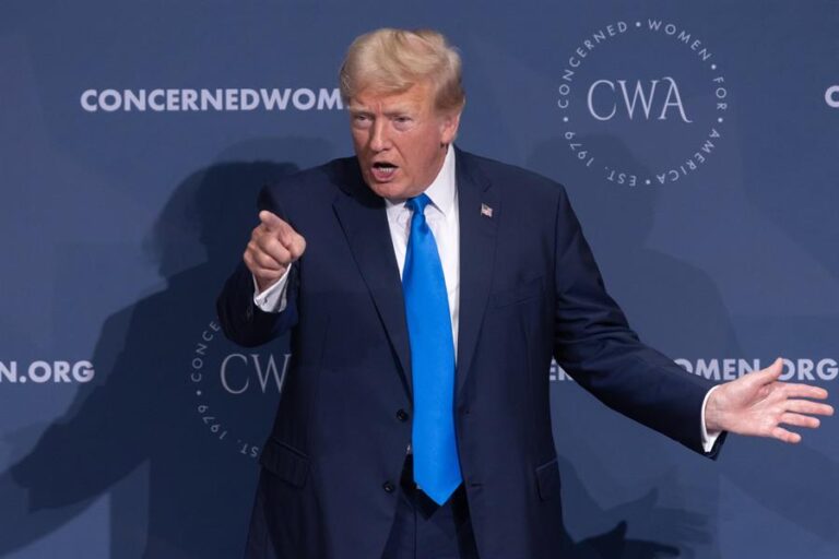 Donald Trump se burla de sus adversarios y refuerza su discurso sobre el cierre de la frontera con México