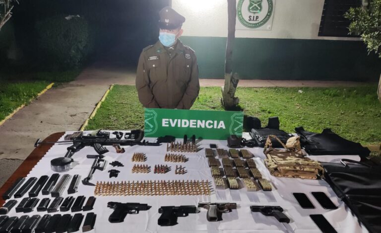Detienen a sujeto que tenía 8 kilos de cocaína y amplio arsenal de armas en su domicilio en La Pintana