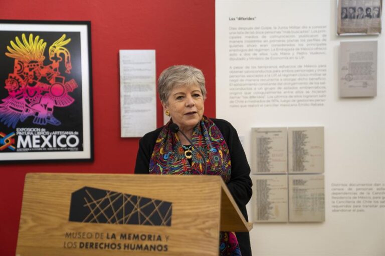 Museo de la Memoria inaugura exhibición que muestra por primera vez video de la viuda de Allende llegando al exilio en México