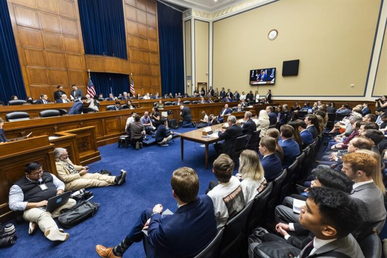 Congreso de EEUU aprueba medida provisional para mantener el Gobierno abierto 45 días