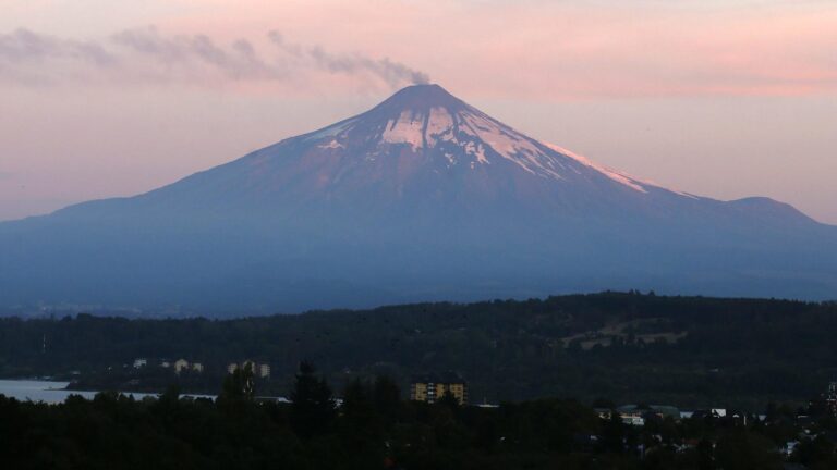 Municipalidad de Pucón suspende clases por 3 días tras Alerta Naranja por volcán Villarrica