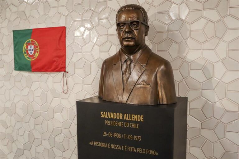 Portugal inaugura escultura de Salvador Allende: 