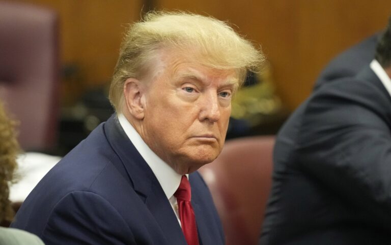 Investigación manejo de documentos: Ordenan restringir el acceso de Trump a información clasificada antes del juicio