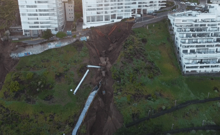 Realizan evacuación preventiva de edificio Miramar en Reñaca debido a un nuevo socavón en la zona