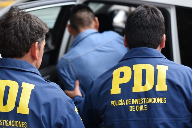 PDI investiga doble homicidio en el Biobío: Hombre fue calcinado al interior de un auto y otro baleado a pocos metros