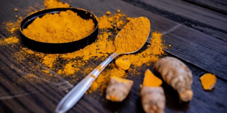 Estudio revela que la cúrcuma es tan eficaz como el omeprazol para aliviar la indigestión