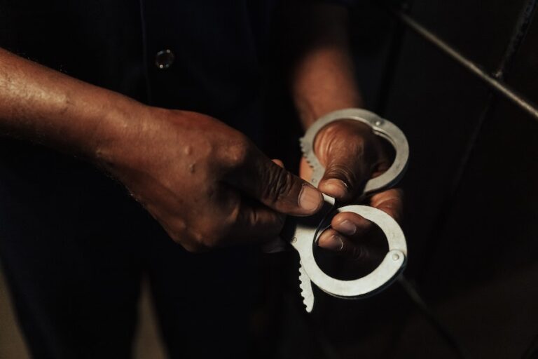 Arrestan a un hombre por alegrarse de la muerte de tres policías en Bangladesh