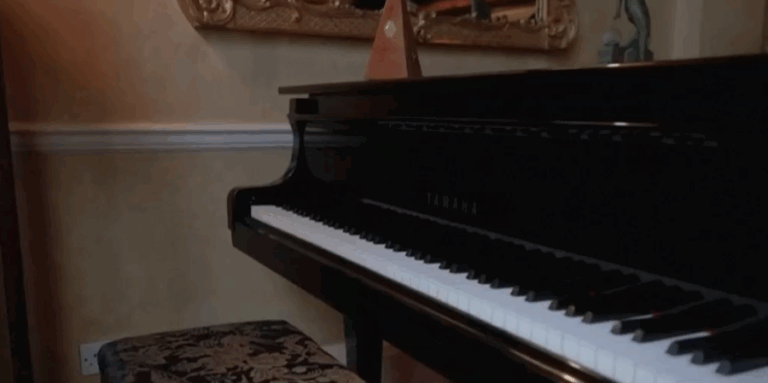 Subastan icónico piano de Freddie Mercury en más de US$ 2 millones