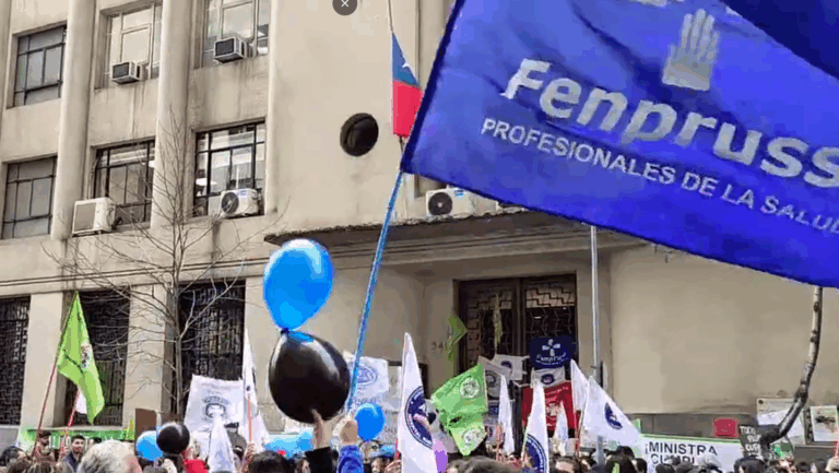 Gremios de salud se manifiestan ante el Minsal tras el despido de más de seis mil funcionarios