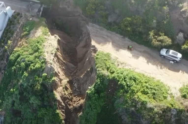 Socavón afecta a exclusivo condominio en Cachagua: Camino quedó inhabilitado