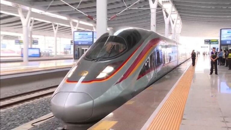 China estrenó su primer tren bala sobre el agua: Alcanza 350 kilómetros por hora