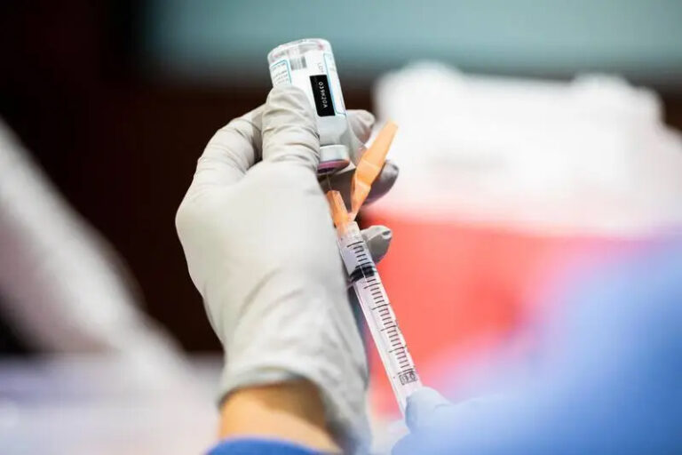 Descubren que vacuna contra el COVID-19 puede reducir la gravedad de los síntomas crónicos posteriores a la enfermedad