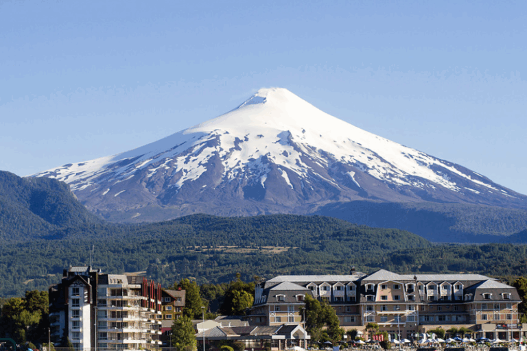 Trasladan a pacientes del Hospital de Pucón tras aumento de actividad en el volcán Villarrica