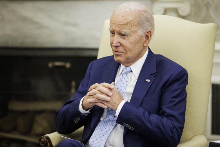 Estados Unidos: Joe Biden ordenó reforzar el muro fronterizo con México tras crisis migratoria