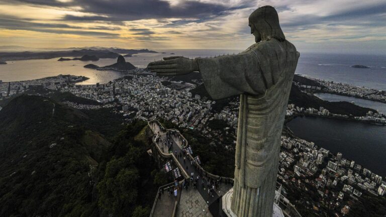 Turista chilena es detenida en Brasil por insultos raciales a trabajador mientras visitaba el Cristo Redentor