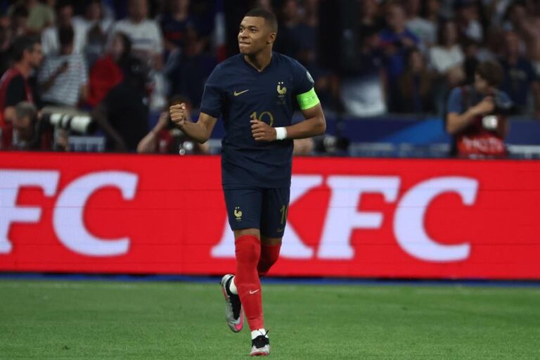Mbappé supera a Michel Platini y se convierte en el cuarto mayor goleador de Francia
